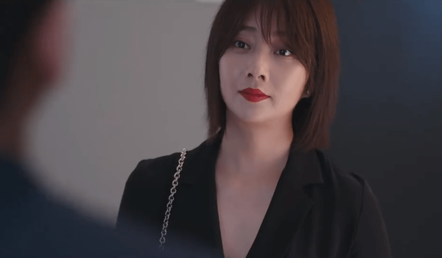 为了看起来比剧中其他年轻的女演员年轻一点,尹瑶的发型设计成了年轻