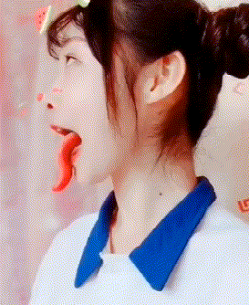 gif搞笑趣图:女友第一次炒菜,好激动