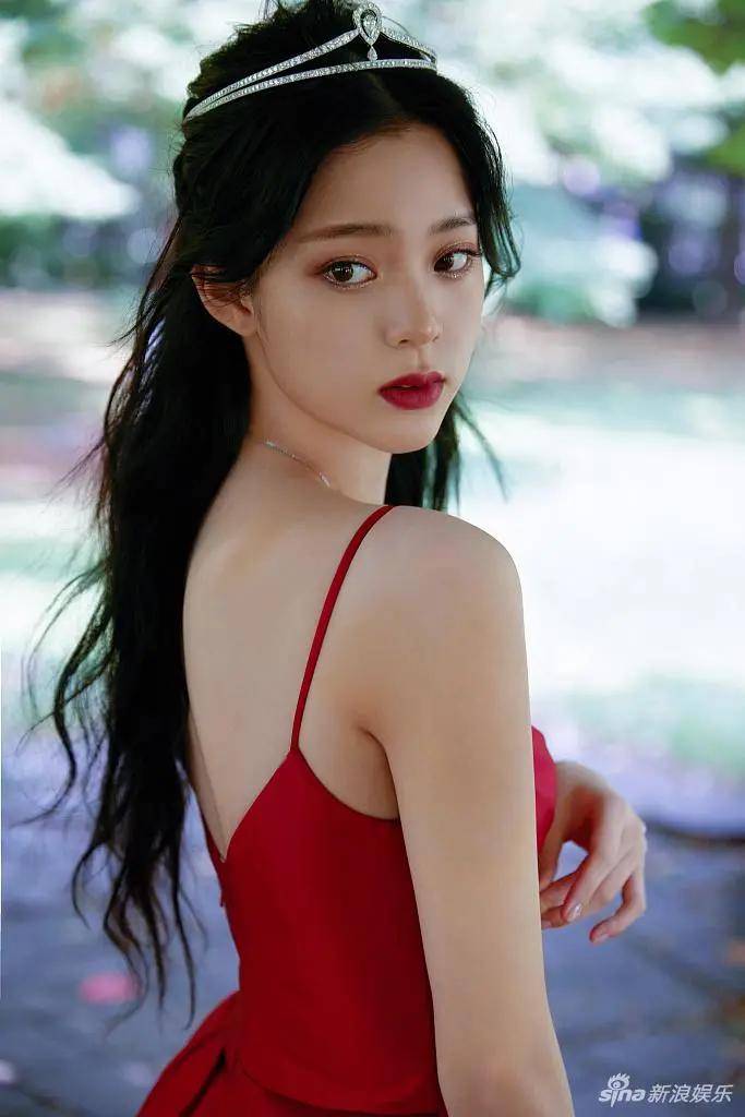 原创欧阳娜娜穿抹胸红裙拍写真美艳绝伦雪肤娇嫩性感迷人