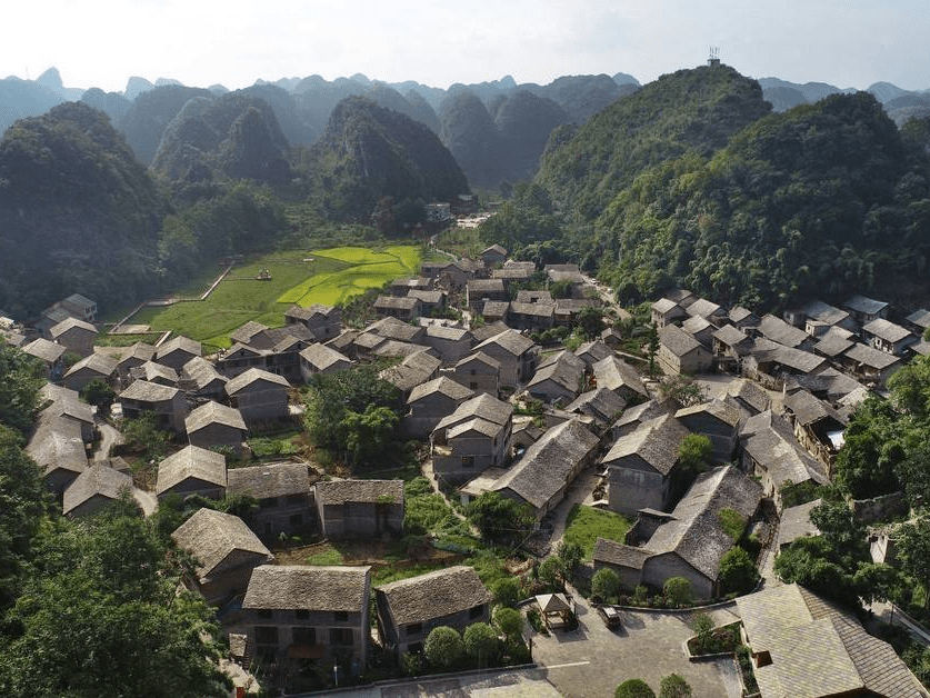 航拍贵州镇宁百年布依族古村落高荡村