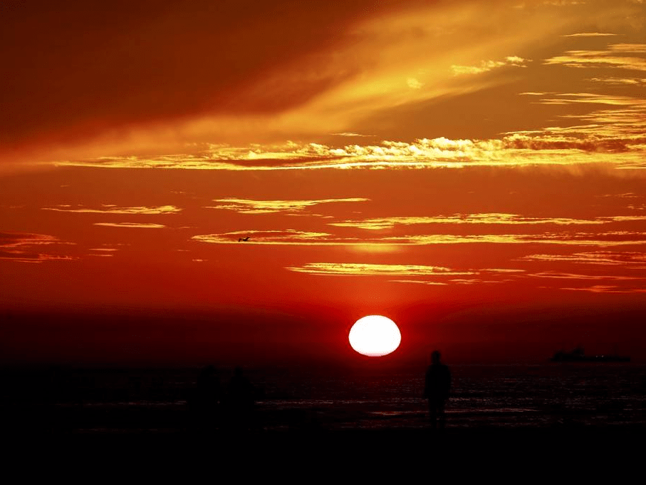 拉脱维亚日落光芒四射 居民海边欣赏日落