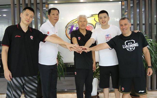 杨鸣左右手离队实锤了,投奔cba第一土豪,代替李秋平_卢伟
