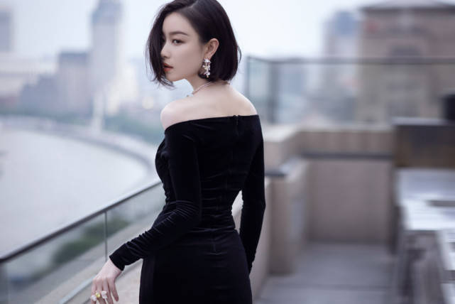 美如黑天鹅倪妮身穿黑丝绒礼服亮相展婀娜身姿气质绝美