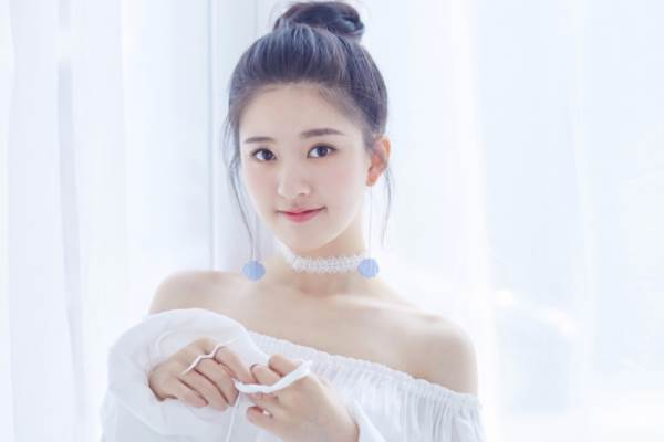 赵露思又又又手滑,在线吃瓜王思聪,网友劝其买防滑手套