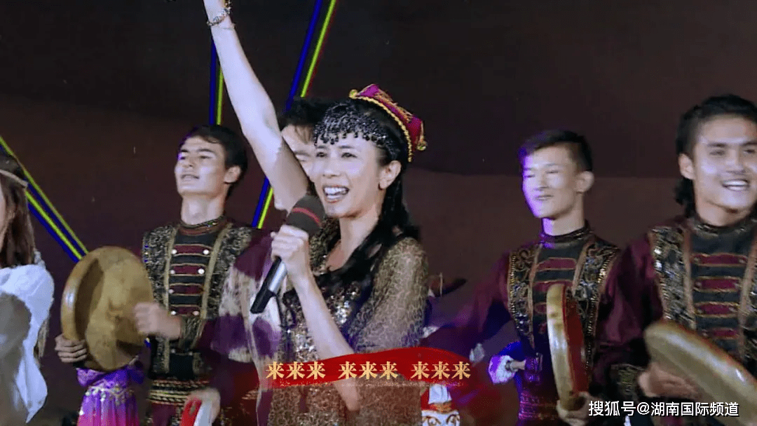 百年耀中华丨罗天婵,莫文蔚同唱《打起手鼓唱起歌》