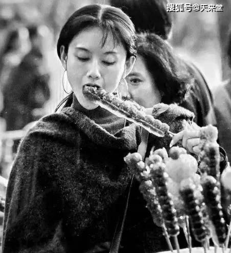 杨丽萍年轻时究竟有多美?看清她的旧照,难怪连冯小刚都为之赞叹