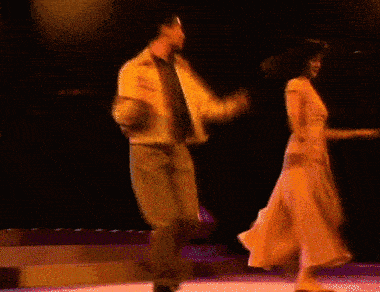 1991年的关之琳,似乎自带光芒,把一条样式简单的粉色连衣裙,穿出了