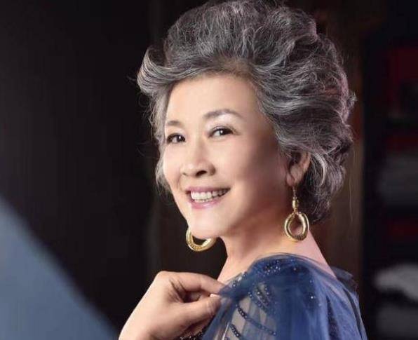 原创国家一级演员宋春丽,终生未生育,却在61岁当奶奶的年纪当了妈