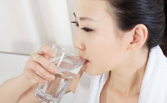 每天早晨喝水对身体好吗?5类人适合早起饮水,看看你是否在其中