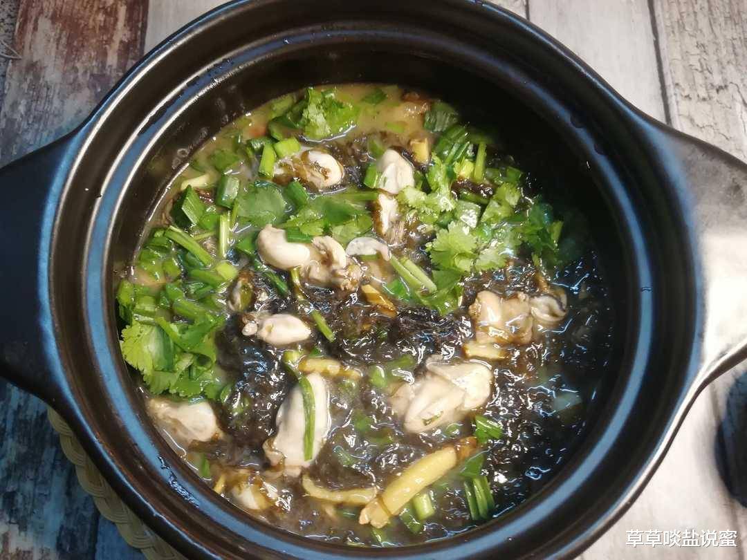 海蛎煲: 《福建人特别钟爱的紫菜海蛎煲,这波骚操作,海蛎鲜甜,紫菜嫩