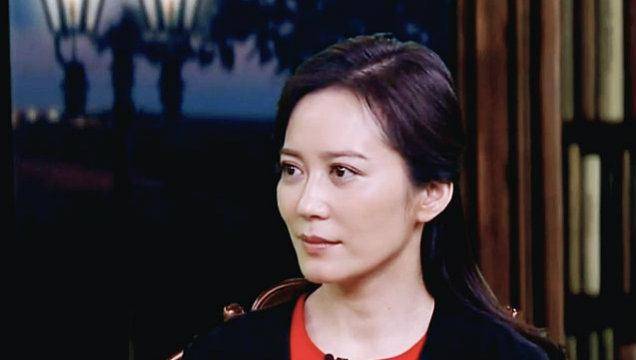 50岁俞飞鸿近况曝光,穿短裙露出纤纤玉腿,出道42年少有绯闻