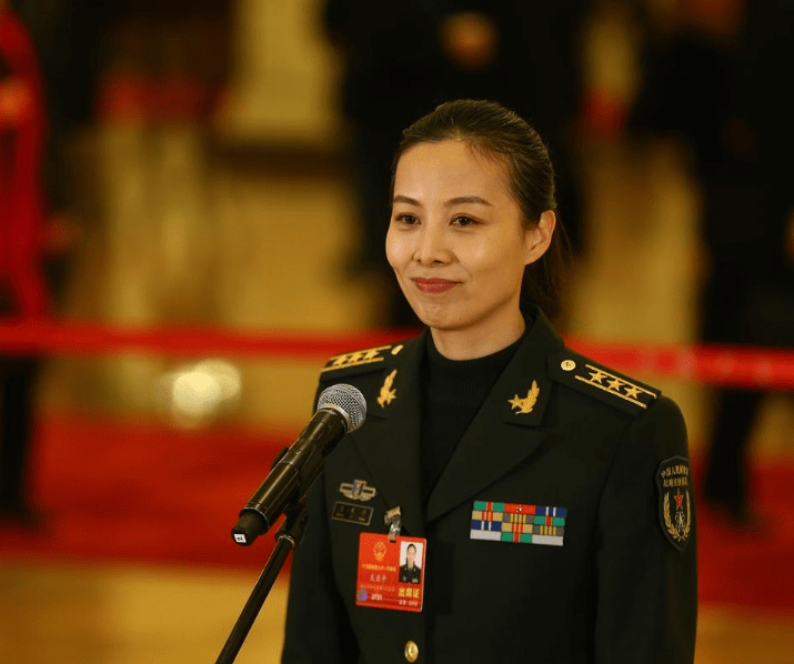 原创中国最美宇航员王亚平,2013年飞上太空,在太空中给全国学生授课