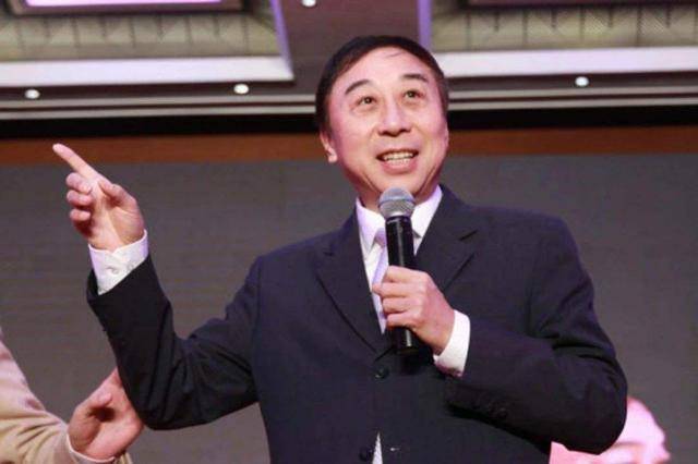 原创明明可以靠关系,却偏要靠才华,相声演员冯巩鲜为人知的显赫家世