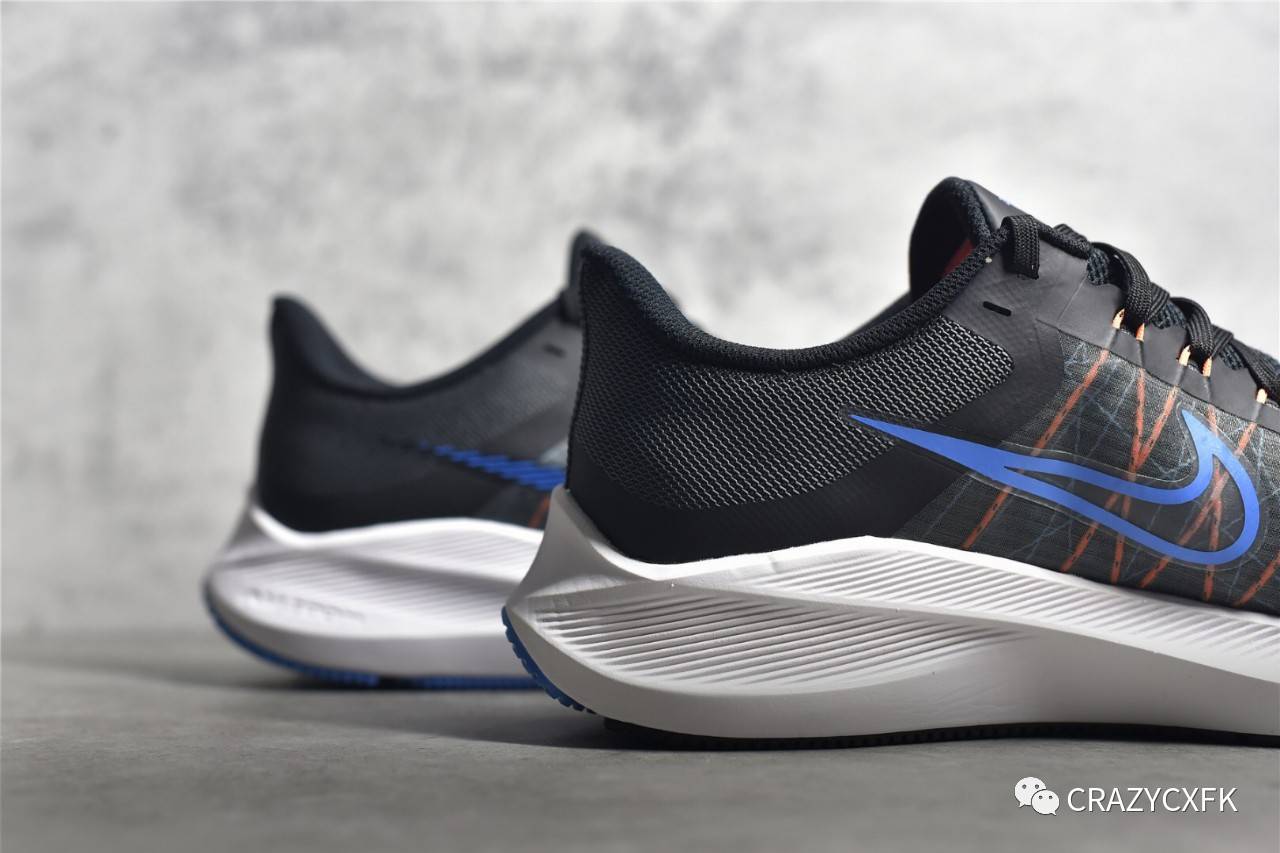 耐克登月8代nikeairzoomwinflo黑蓝网面运动跑步鞋