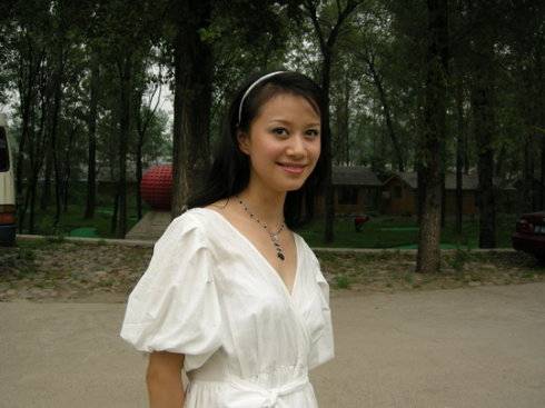 因此,年轻的倪虹洁和他的亲戚们的关系非常陌生.