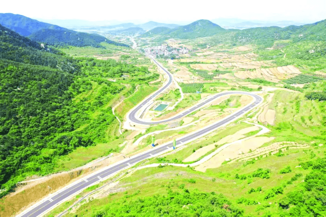 西部环山路乳山段的建成改善周边村庄的出行条件.纪哲 摄