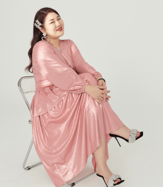 原创杨天真大胆晒泳装照穿镂空泳衣显身材丰满无惧赘肉一脸自信