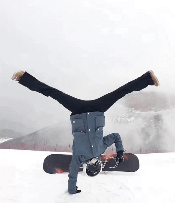 原创何雯娜现身滑雪场在斜坡上倒立劈叉做高难动作大长腿抢镜十足