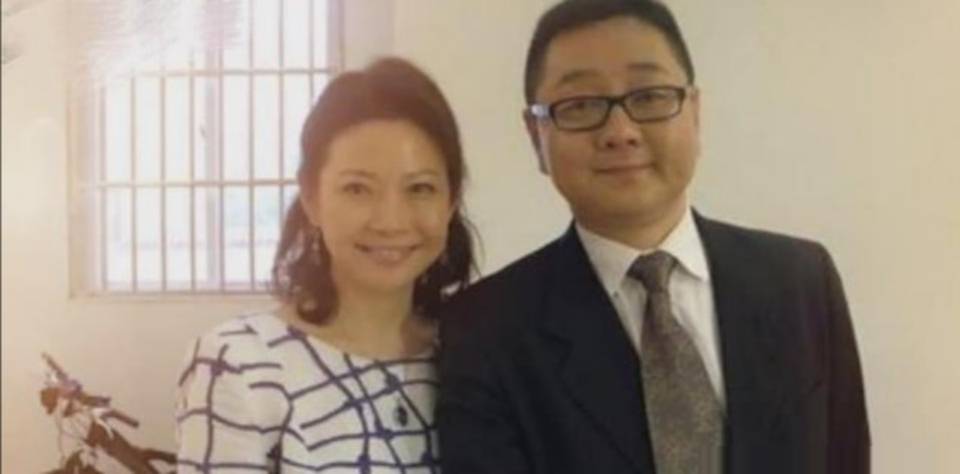 张绍刚节目不避嫌?爬坡时与小二十多岁女明星牵手,引来争议不断