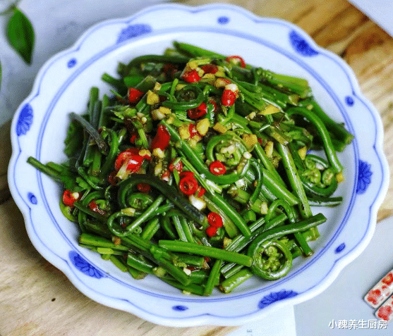 烹饪难度:主要是调配凉拌酱汁,蕨菜需要焯水 烹饪第一步:将蕨菜用