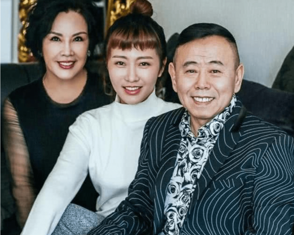 潘长江妻子近照曝光,贵妇气质明显,与女儿相似,与潘长江不配?