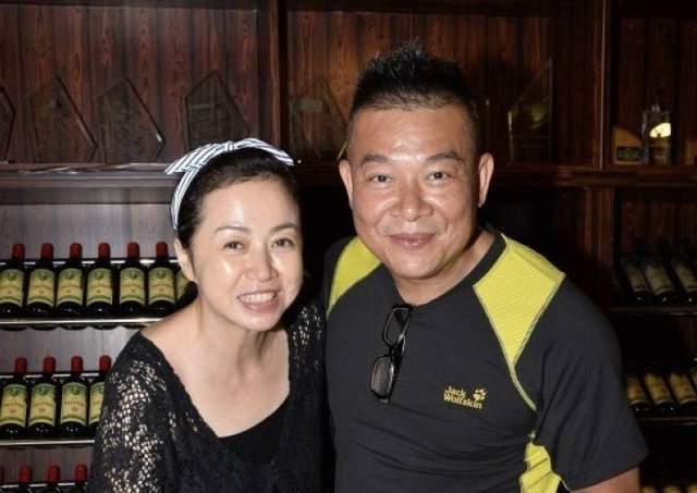 60岁吴毅将到内地酒吧演出,浑身肌肉被赞有型,妻子买百元球鞋