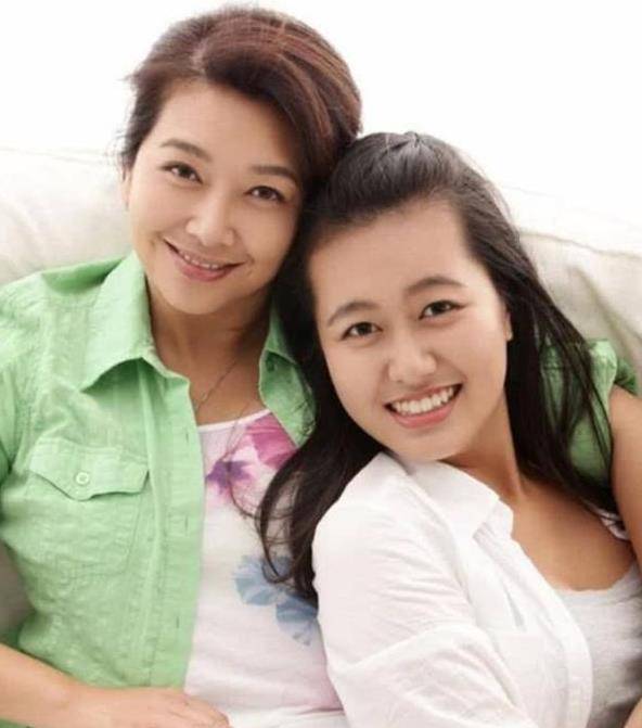 原创51岁江珊一家近照,小15岁老公比靳东还帅,女儿长得比她还美