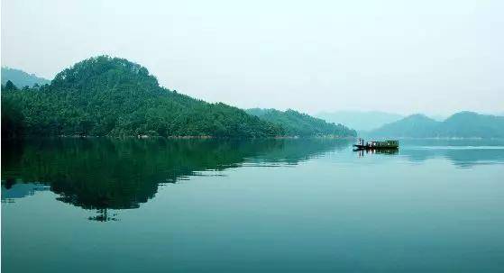 陡水湖风景区位于江西省上犹县避暑山城陡水镇,是江西省的省级风景