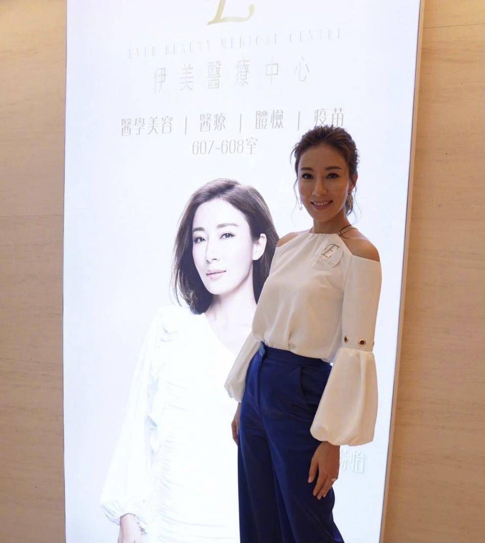 原创杨怡气质惊艳穿一袭黑白色结合的刺绣礼服裙亮相很有豪门范