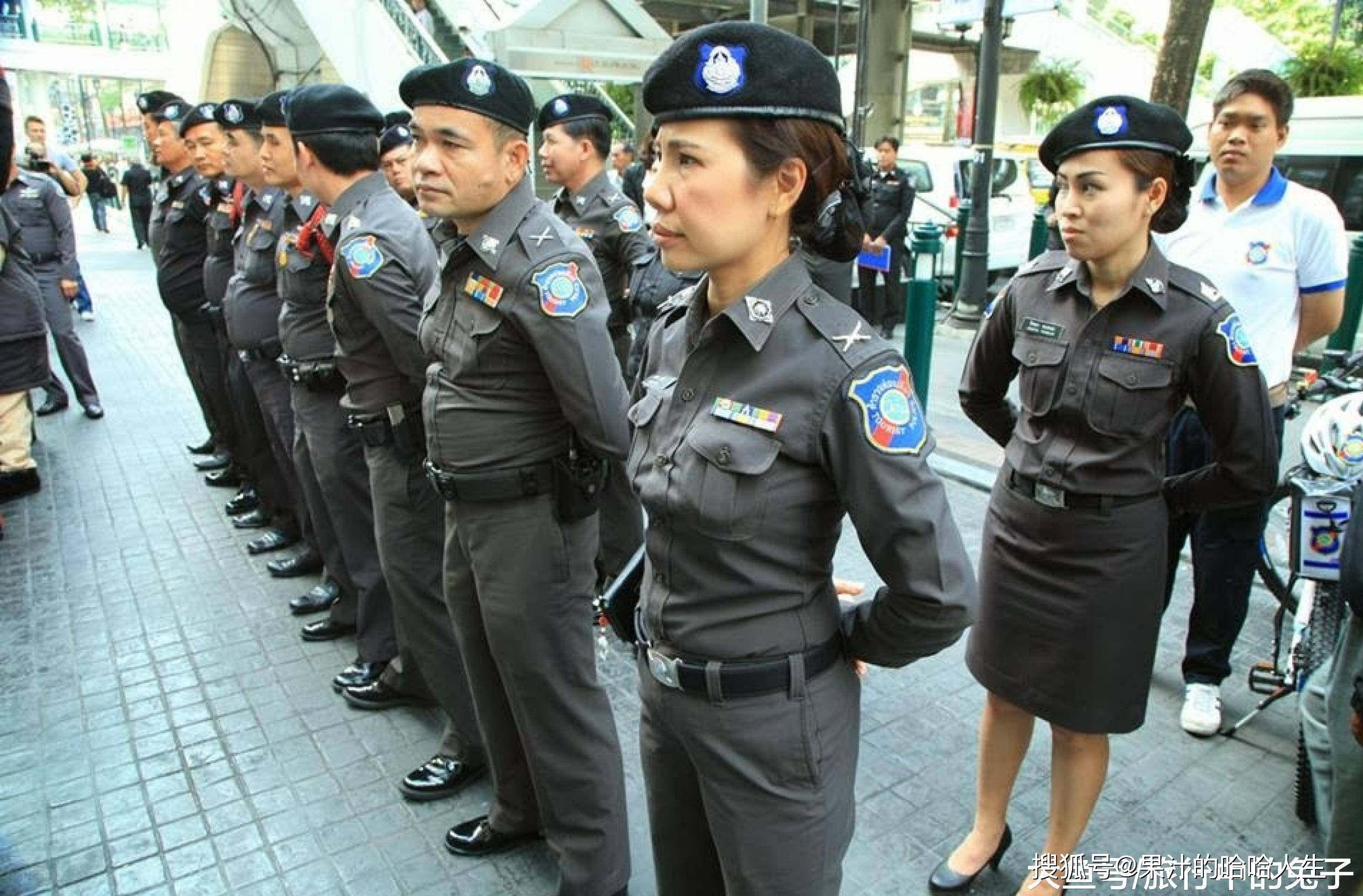原创紧身衣,大檐帽外加超酷墨镜,泰国警察的"时尚秀"