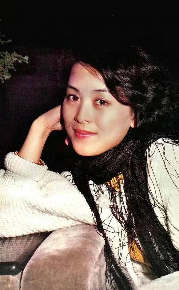 原创60岁陈肖依婚姻坎坷三婚嫁给影迷获幸福如今低调生活惹人羡慕