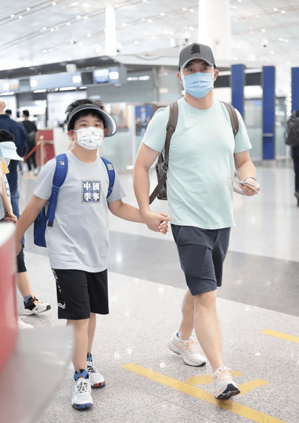 原创沙溢一家四口现身,妻子休闲穿搭显活力,7岁小儿子个头超妈妈肩