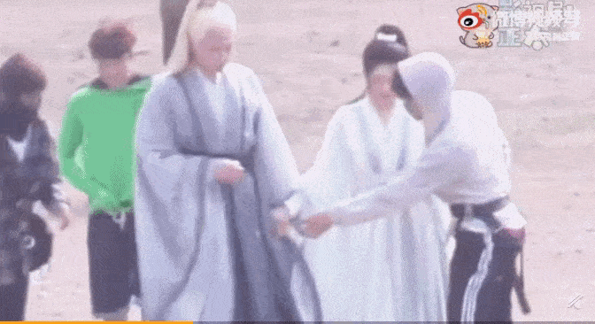 仿佛在为赵露思听着什么,赵露思听完手机的内容开心地笑了起来