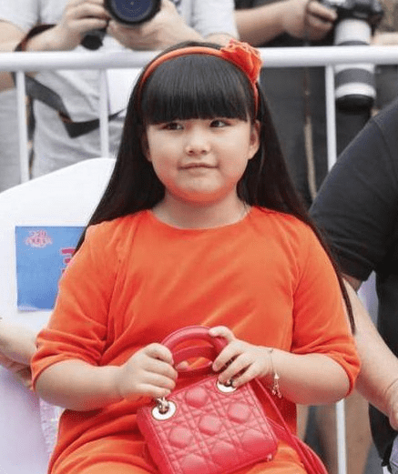 李湘女儿王诗龄罕见晒照,11岁染发走"富婆风",遭网友吐槽