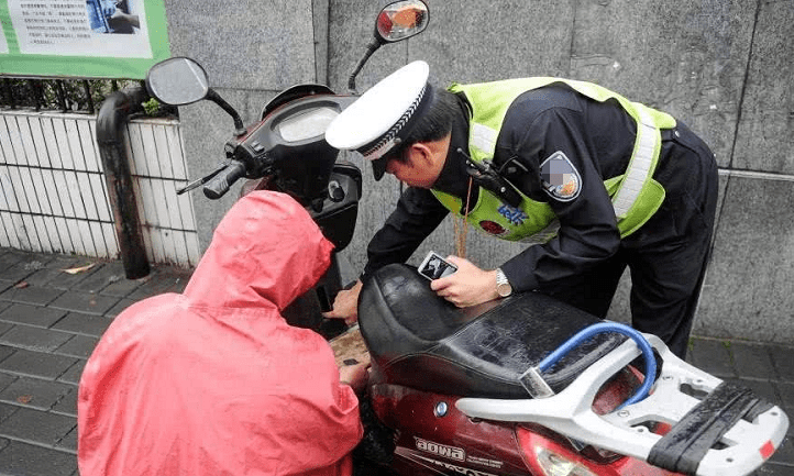 电动车碰到交警查车为什么有车主宁愿弃车不配合老司机才知道