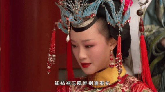 浣碧大婚时,谁注意到她头上跟华妃一样的点翠了?甄嬛真大胆