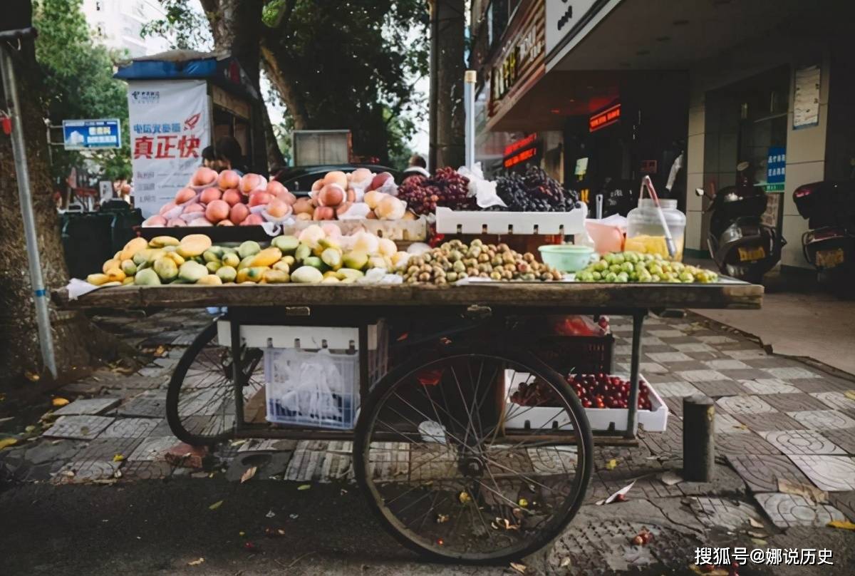 原创当年湖南大二学生辍学创业,22岁成千万富翁,一年后却摆摊卖水果