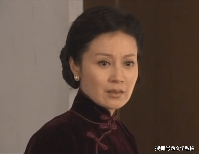 1966年出生,1997年在《宋氏三姐妹》中出演宋美龄.