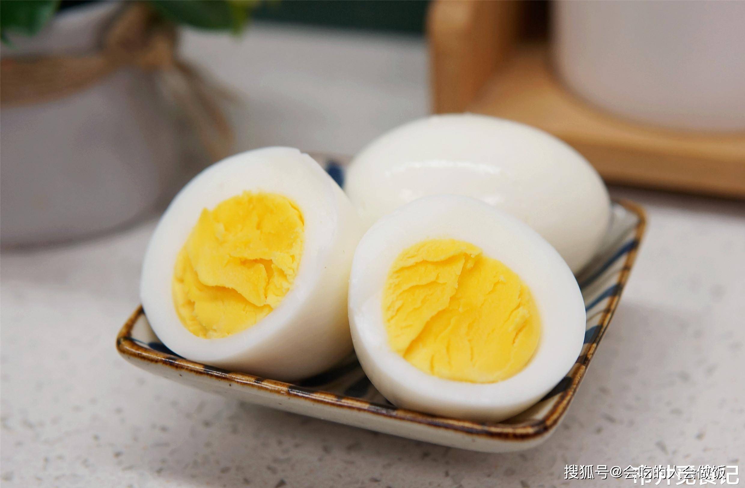 原创煮鸡蛋时,不能只用清水,多加一样,蛋壳手一搓就掉,干净快速
