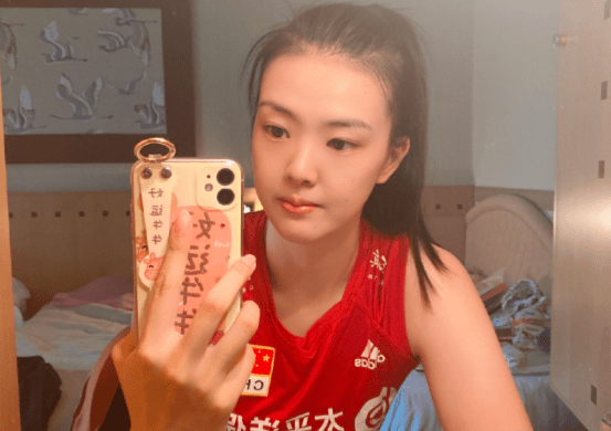 张常宁归国前晒美图,细心球迷指出该换装备了,却意外被撒狗粮!
