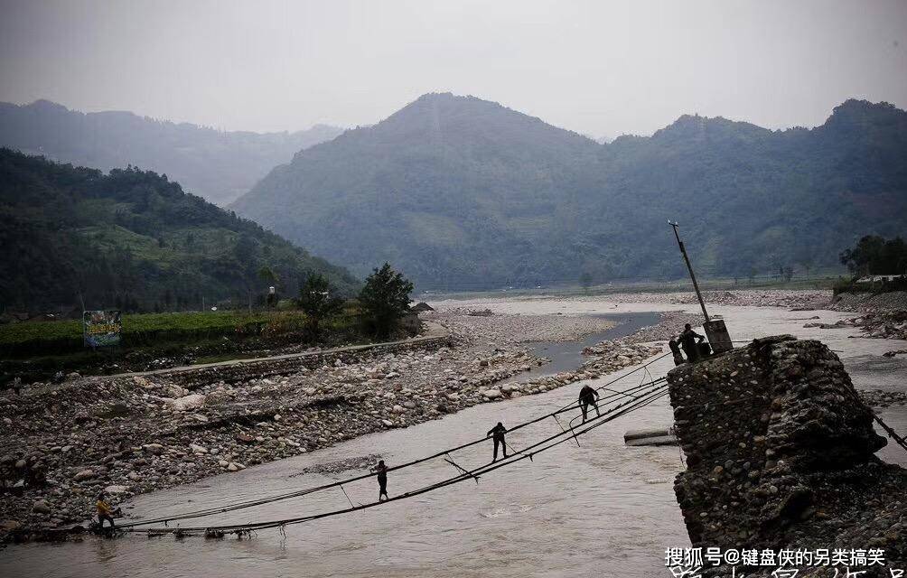 暴雨冲毁成都大邑县铁索桥 村民出入如登天 新桥1年建好 5年后村民