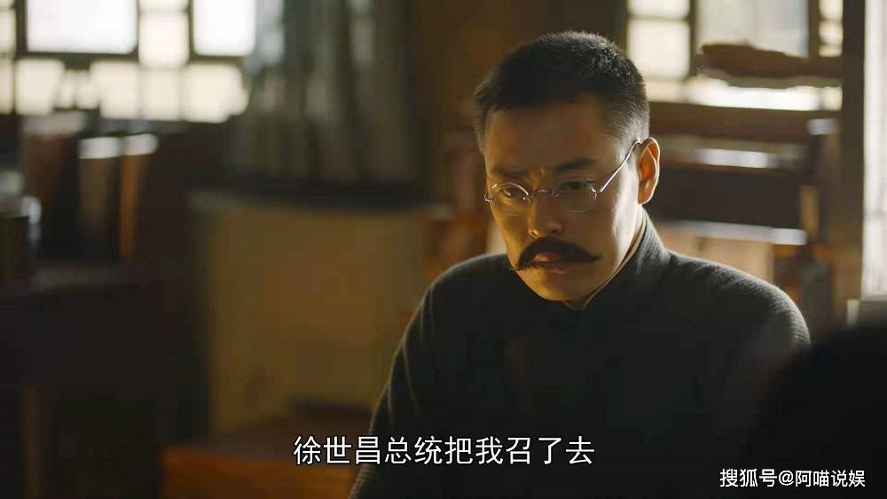 在《觉醒年代》中,张桐成功塑造了李大钊,这让他自《亮剑》中的 魏