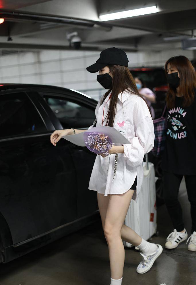 孟佳穿衬衫裙玩下衣失踪 一双修长美腿白又直,预定全场焦点