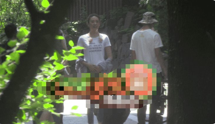 原创冯绍峰童瑶路透曝光,片场牵手好羞涩,曾称张颂文是自己的情敌