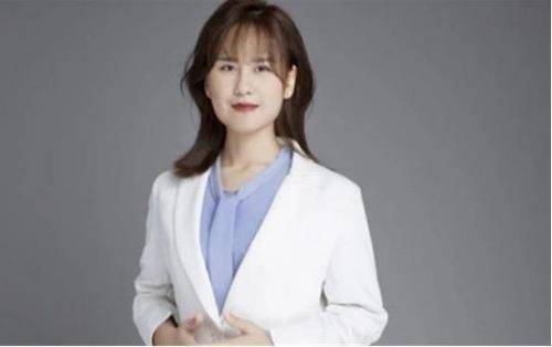 "歪脸女神"赵宏秋的改命史:放弃百万年薪,整容后去做了支教