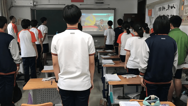 北京市徐悲鸿中学师生观看庆祝建党100周年大会