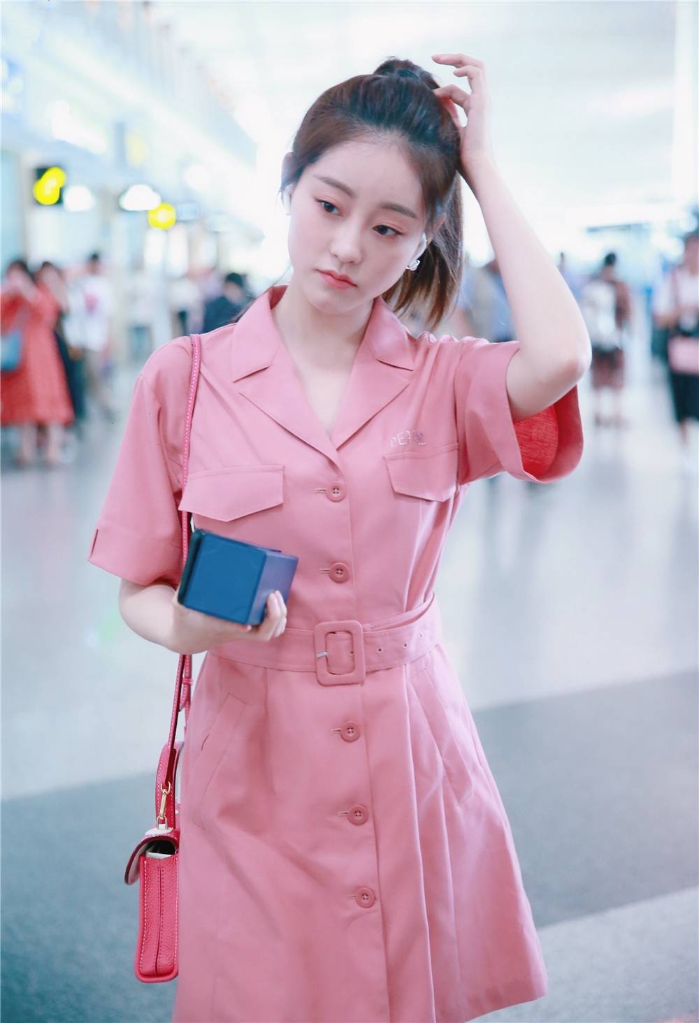 近日,祝绪丹被曝恋情后现身机场,只见她身穿一件桃粉色的西装裙,整个