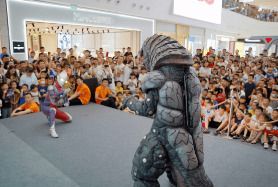 吾悦广场中心设计的独立舞台呈现空间"平成三杰"之一的人气奥特曼