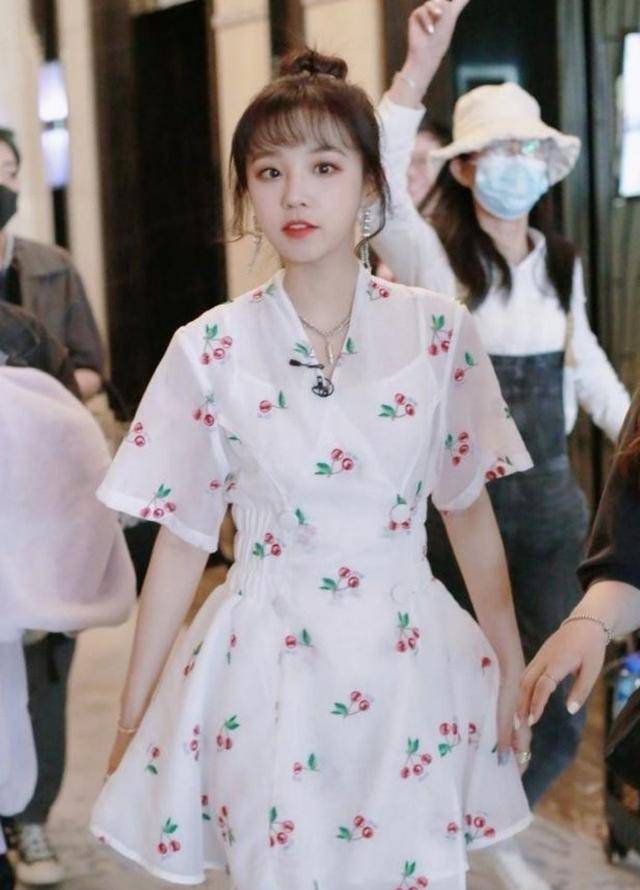 原创宋雨琦穿搭也太可爱了,扎丸子头穿碎花裙,有点邻家小妹的感觉了