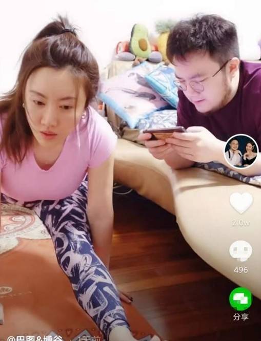 王博谷素颜练劈叉,生子前后婆婆态度大不同,儿子隔代遗传似英达!